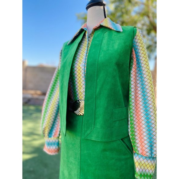 Vintage 1970s Kelly green ultrasuede skirt and vest suit/set (XXS/XS) - Picture 2 of 8